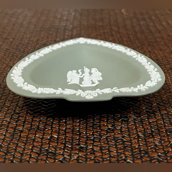 Vintage Wedgwood Jasperware Trinket Dish Green Grecian Leaf Spade Heart - Picture 3 of 8